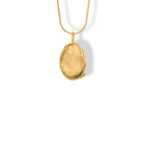 Cadena con dije ovalado con textura
