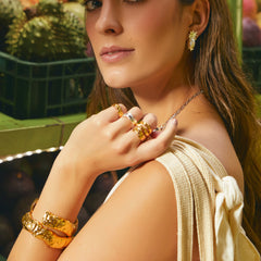 Anillo angosto con textura de piña en modelo