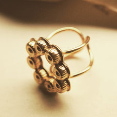 Anillo de coronas circulares grandes vista lateral