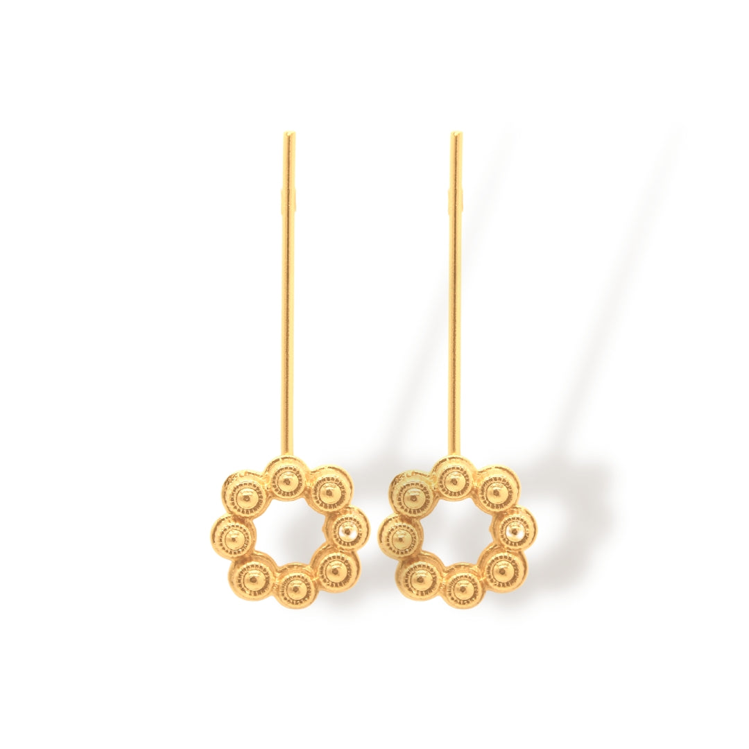 Aretes de coronas circulares largos vista frontal Brezo Jewelry