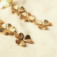 Aretes largos con tréboles vista detallada