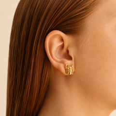 Detalle de aretes con Yorkie en persona