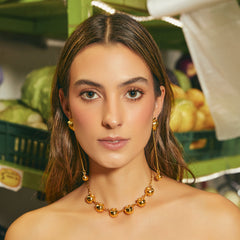 Aretes de fresa dorados con extensión de cadena dorada con arándano pequeño en modelo