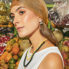 Aretes tipo topo de cereza plateados en modelo