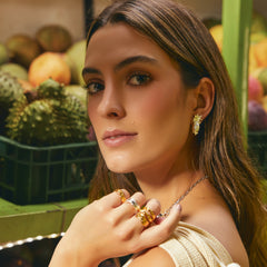 Aretes tipo topo de piña plateados en modelo