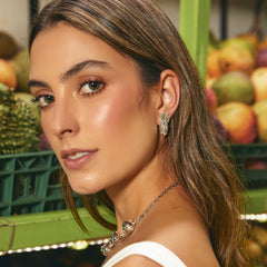 Aretes tipo topo de piña plateados en modelo