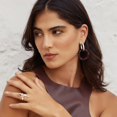 Aretes Entrelazados tejidos dobles chocolate silver en modelo