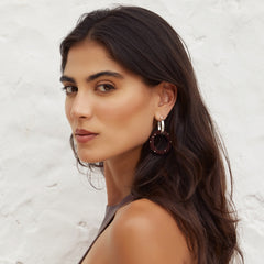 Aretes Entrelazados tejidos dobles chocolate silver en modelo