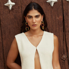 Aretes Entrelazados Tejidos Triples Terracota en modelo