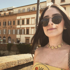 Aretes de escarabajos rinoceronte medianos en persona