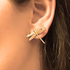 Aretes de libélula mediana vista frontal en persona