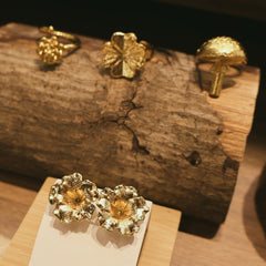 Aretes de petunia vista real