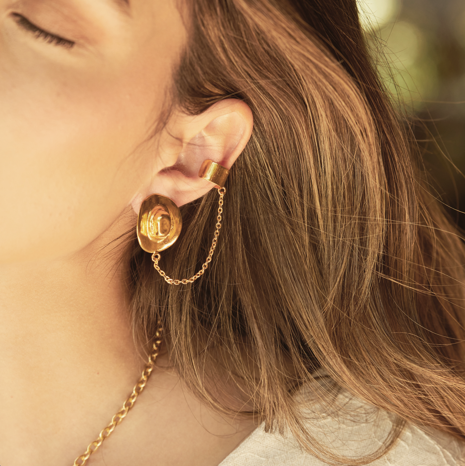 Aretes de sombrero vaquero con earcuff en persona 2 Brezo Jewelry