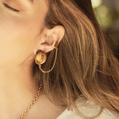 Aretes de sombrero vaquero con earcuff en persona 2