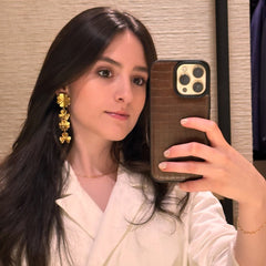 Aretes largos con tréboles vista sobre persona