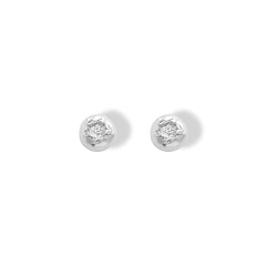 Vista frontal de aretes de arándano pequeño plateados — Brezo Jewelry