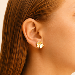 Detalle de aretes con huella de perro en persona con vista en oreja