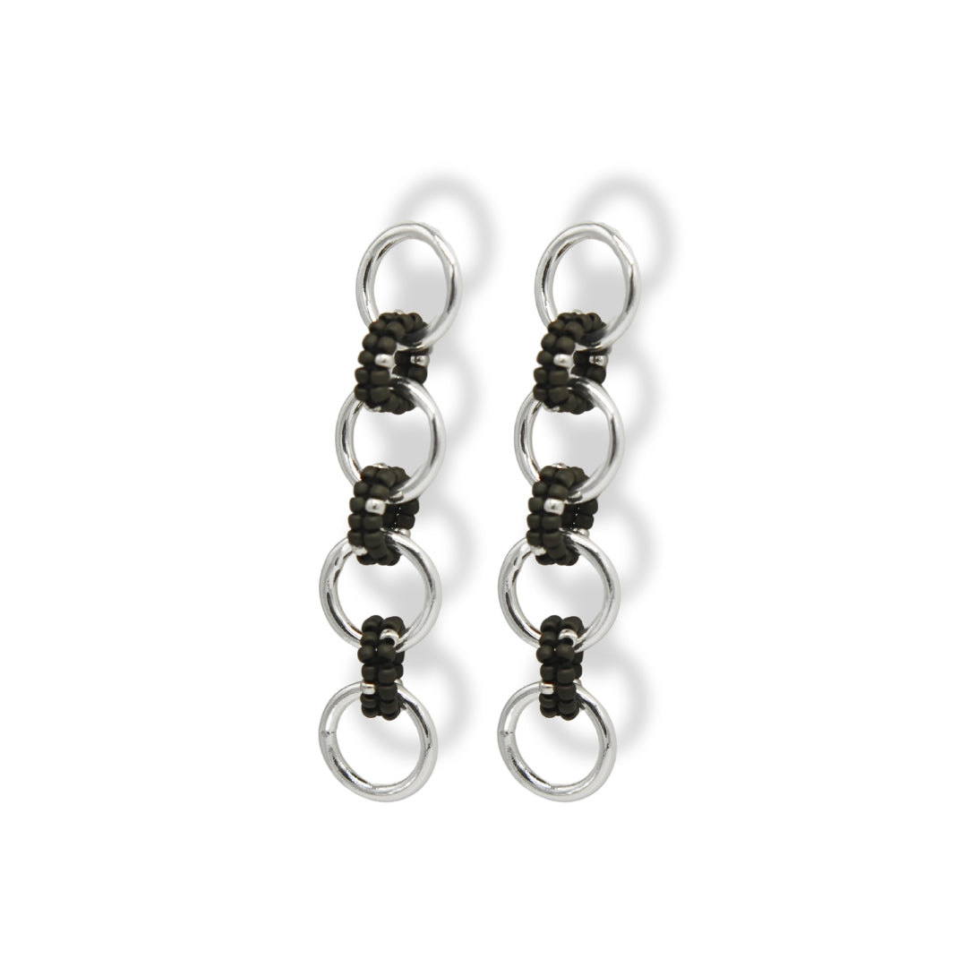 Aretes largos con cuentas de vidrio verde militar y bronce vista frontal Brezo Jewelry