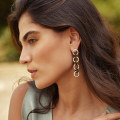 Aretes largos con cuentas de vidrio verde militar y bronce en modelo