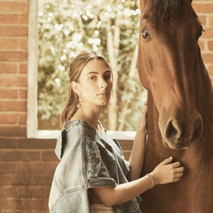 Aretes largos con estrellas de sheriff
vista real