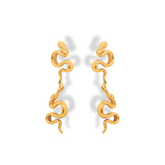 Aretes largos con serpientes grandes vista diagonal