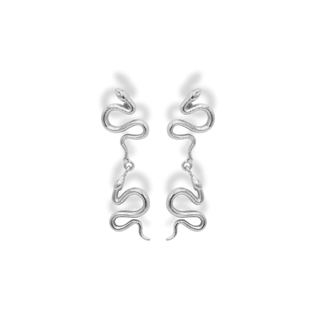 Aretes largos con serpientes grandes silver vista de frente Brezo Jewelry