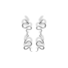 Aretes largos con serpientes grandes silver vista de frente