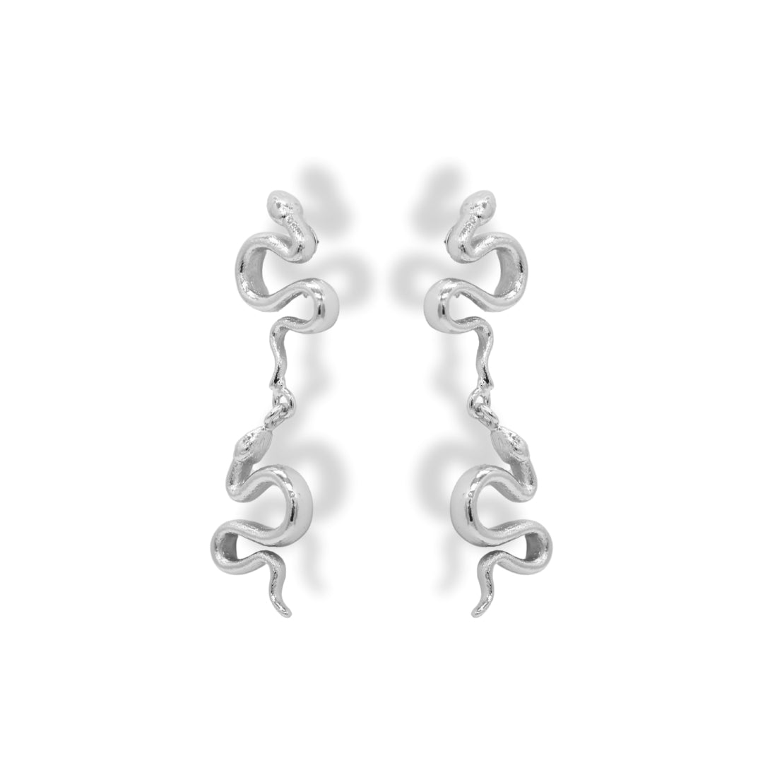 Aretes largos con serpientes grandes silver vista diagonal Brezo Jewelry