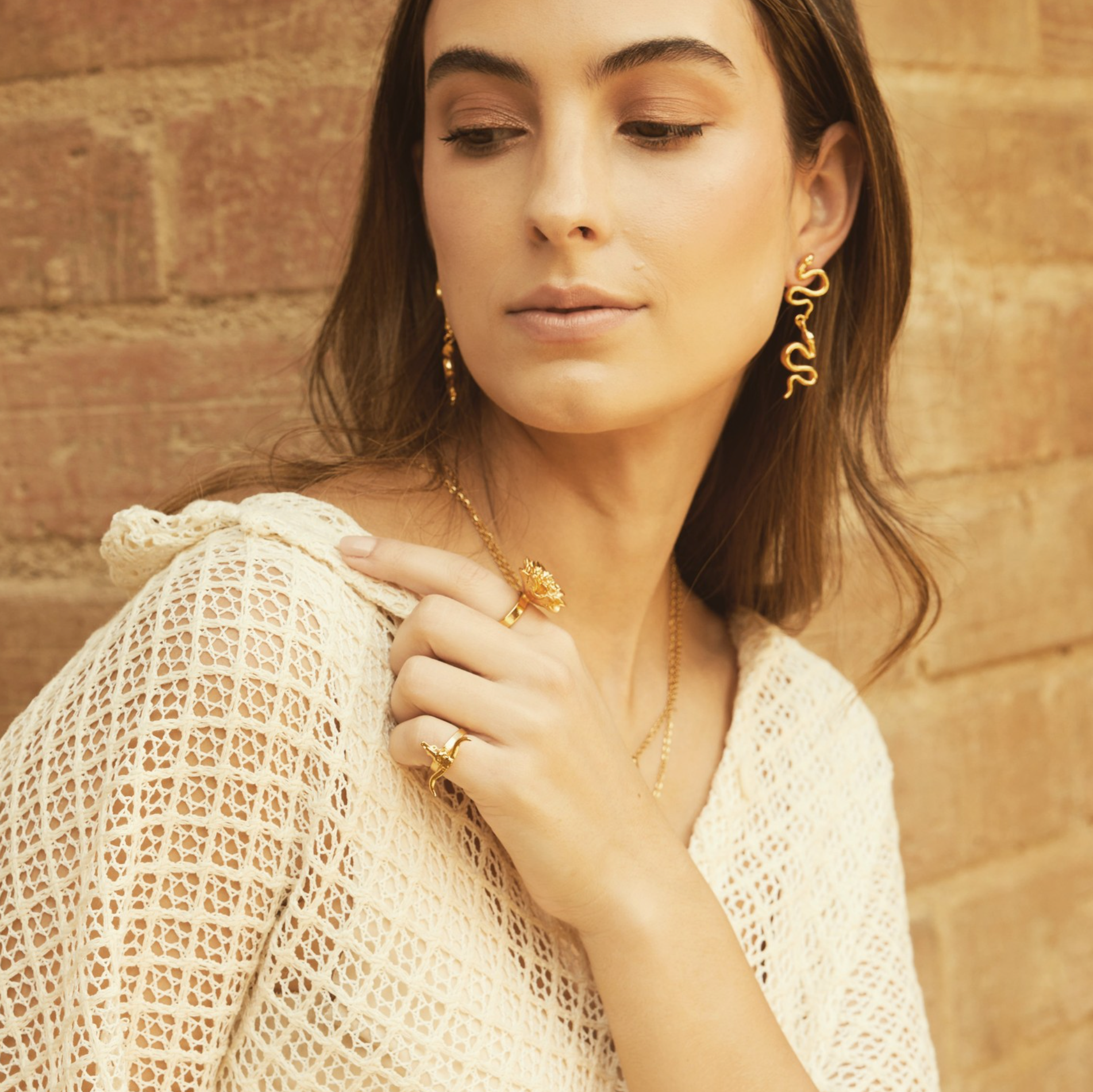 Aretes largos con serpiente grande en persona Brezo Jewelry