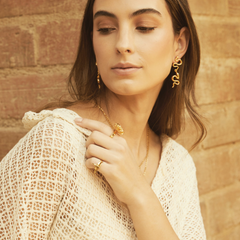 Aretes largos con serpiente grande en persona