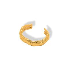 Brazalete ancho con textura de fresa dorado
