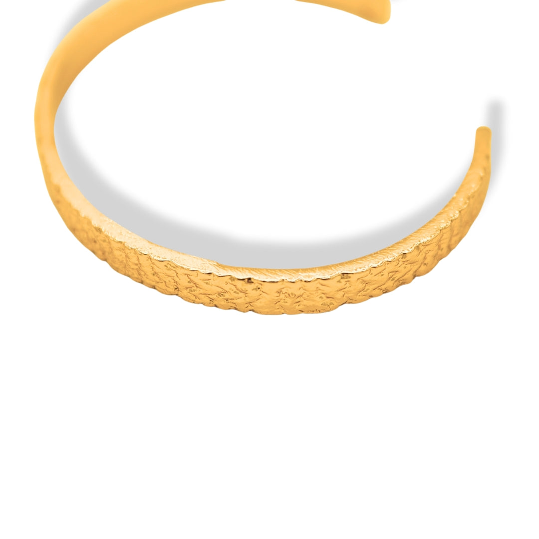 Brazalete angosto con textura vista detallada Brezo Jewelry