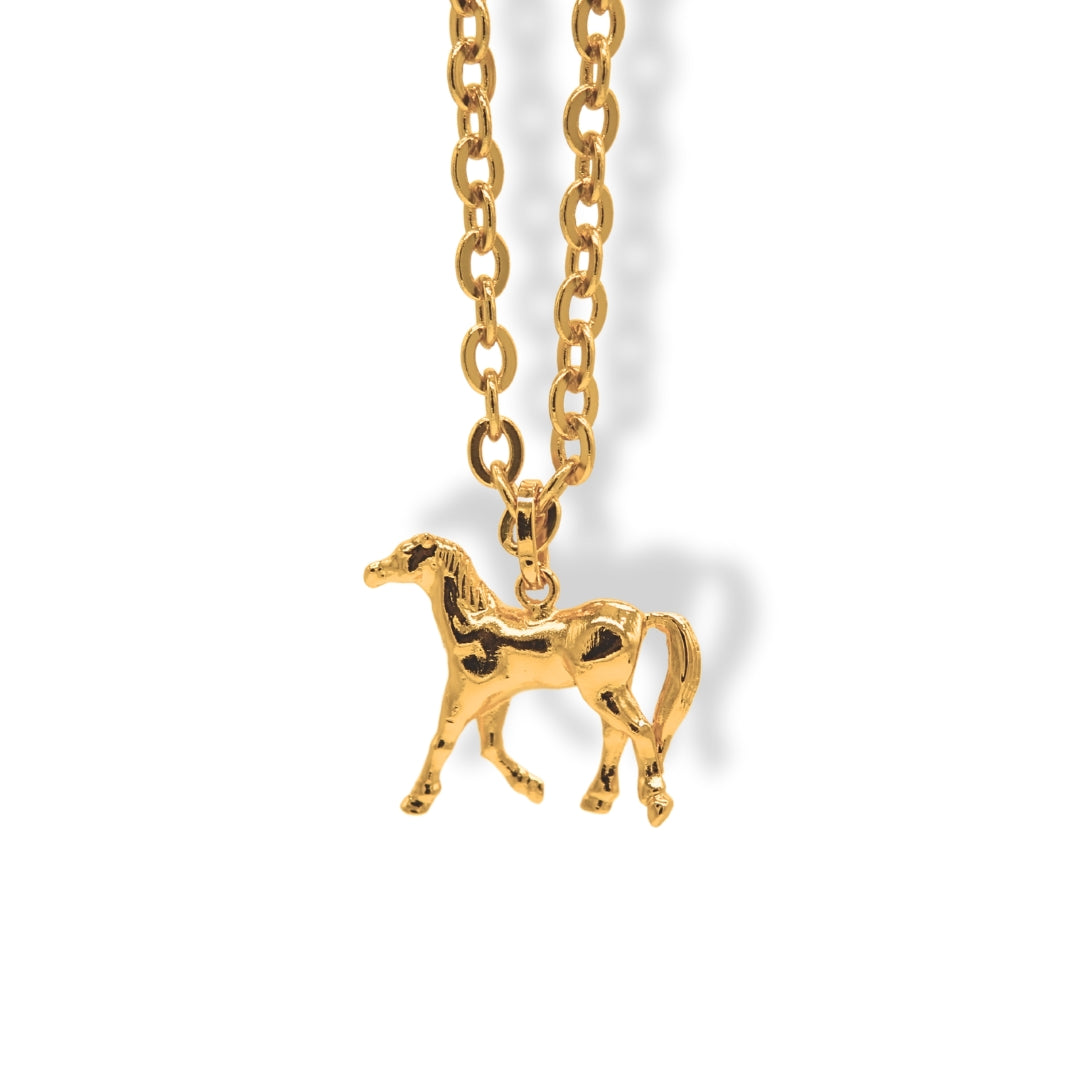 Cadena con caballo grande vista cercana Brezo Jewelry