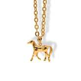 Cadena con caballo grande vista cercana