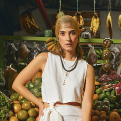 Cadena con cereza dorada en modelo