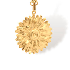 Cadena con flor de margarita grande vista detallada