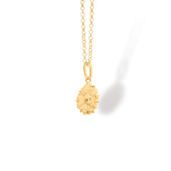 Cadena con flor de margarita pequeña vista diagonal