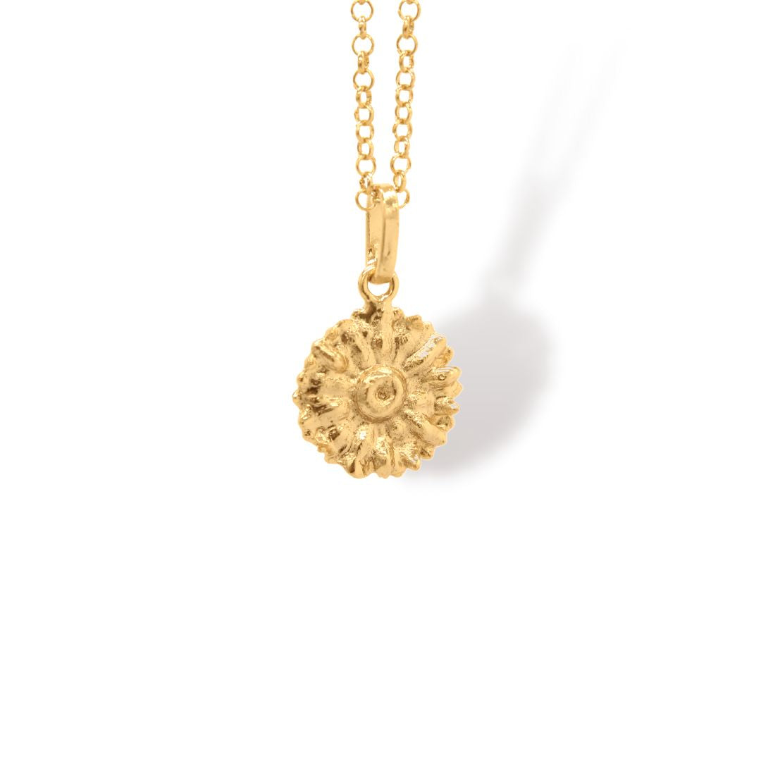 Cadena con flor de margarita pequeña vista frontal Brezo Jewelry