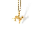 Cadena de gato con manchas cuerpo completo vista frontal