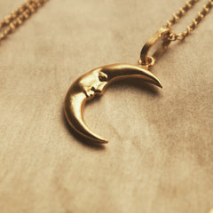 Cadena con media luna grande