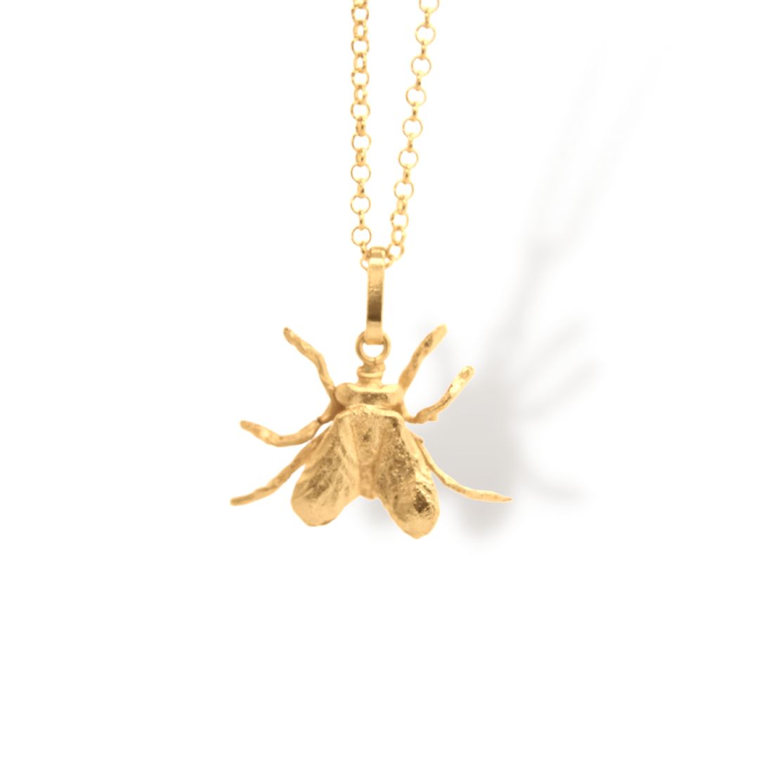 Cadena con mosca pequeña vista cercana Brezo Jewelry
