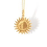 Cadena con sol media cara plana grande vista cercana