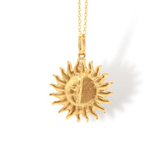 Cadena con sol media cara plana grande vista cercana