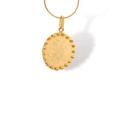 Cadena de medallón con bolitas soldadas vista cercana