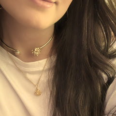 Cadena con flor de loto pequeña vista real