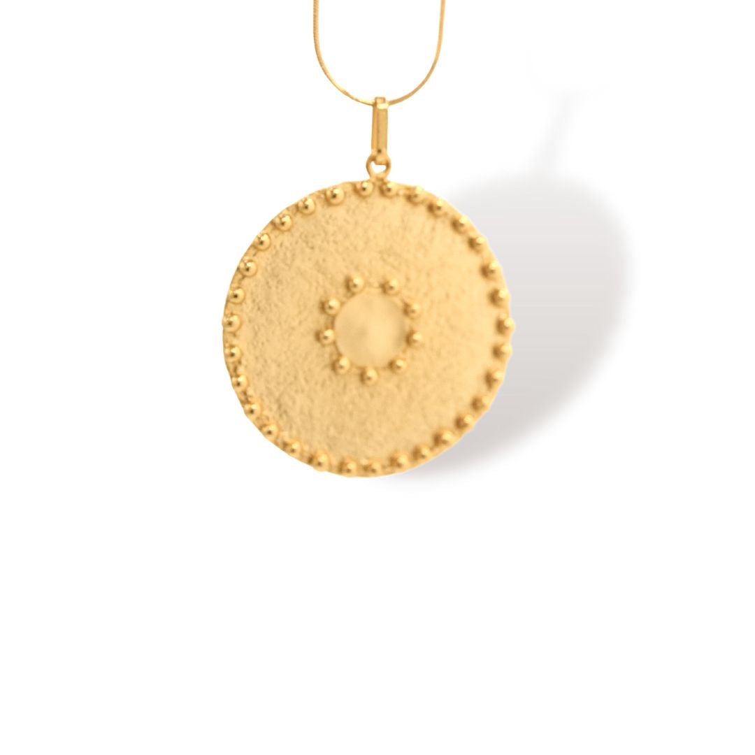 Cadena con medallón precolombino vista cercana Brezo Jewelry