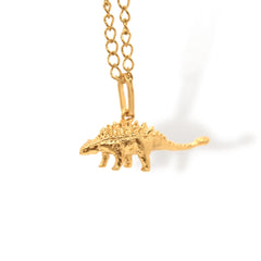 Cadena con anquilosaurio grande vista detallada