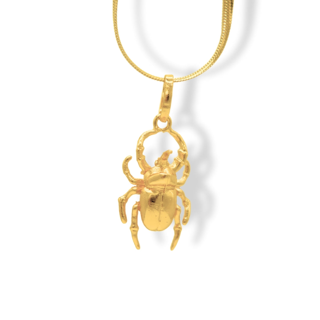 Cadena con escarabajo rinoceronte mediano vista cercana Brezo Jewelry
