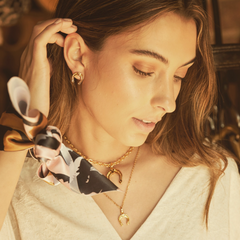 Aretes de herradura pequeña vista en persona