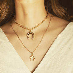 Cadena con herradura grande vista en persona